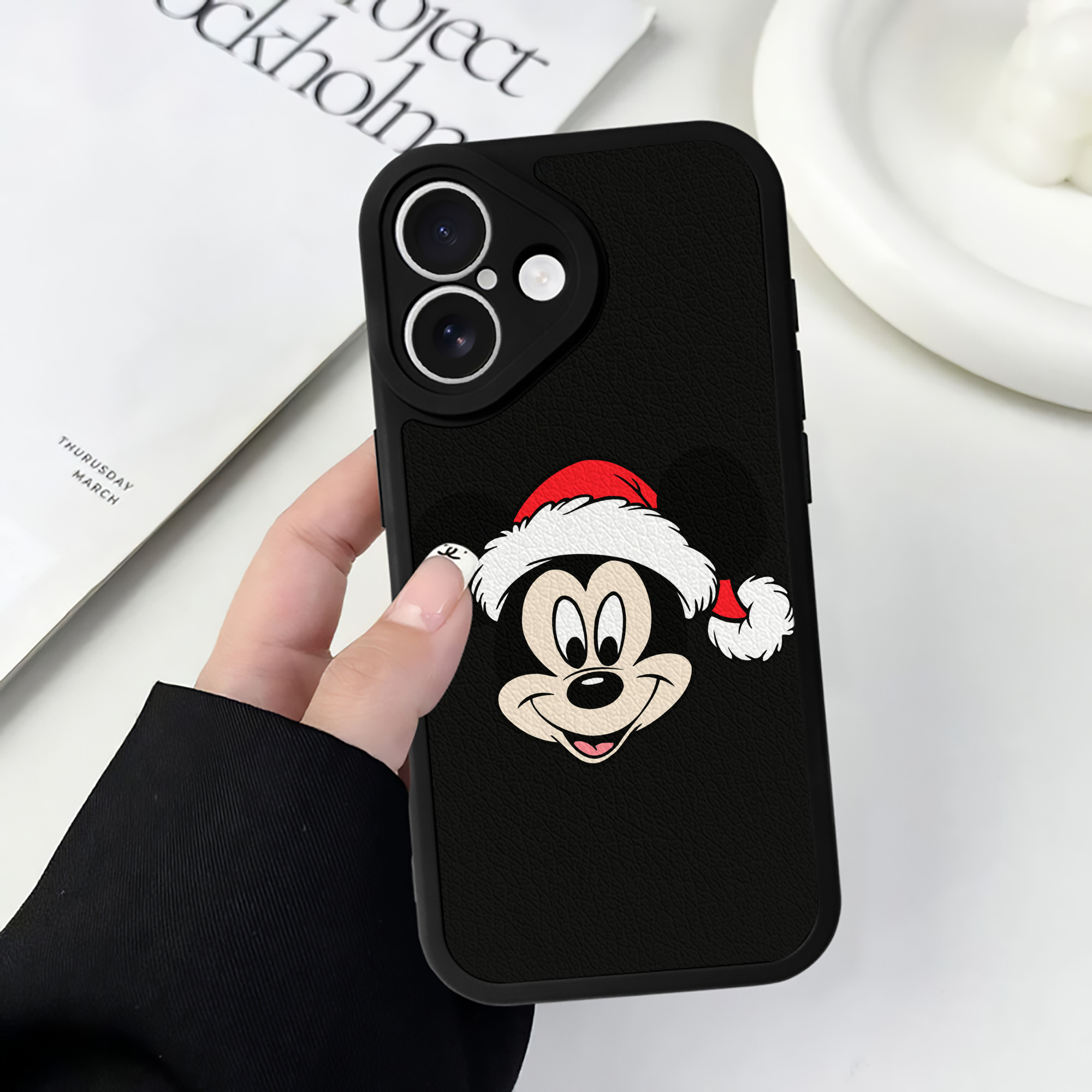 （画像用） ミッキーマウス Mickey Mouse 【iPhone 16シリーズ対応】シリコンスマホケース（レザー調） 材質：シリコン
